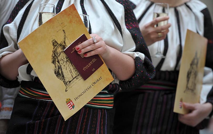 Az ellenzék jelölteket gyűjt, a Fidesz pénzt és állampolgárságot oszt a választásokra