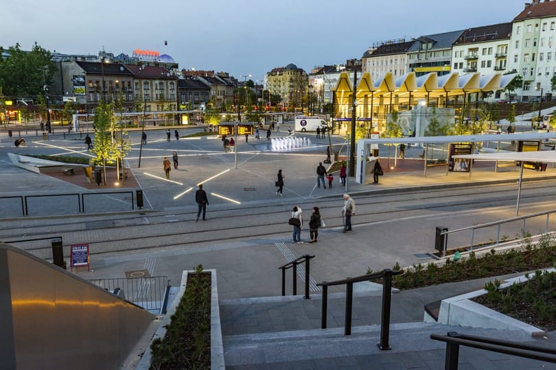 Kalefből tranzitzóna – ilyen egyévesen a felújított Széll Kálmán tér