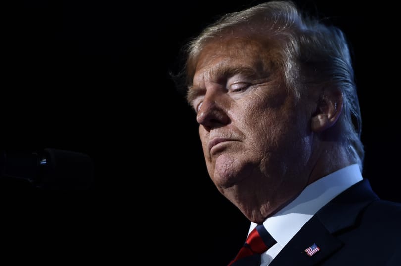 Trump mindig elugrik, amikor valaki bevinne neki egy gyomrost?