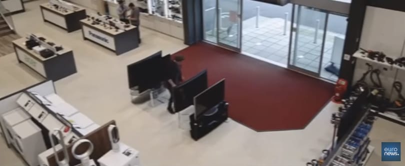 Két mozdulattal milliós kárt okozott a boltban a béna vevő - videó