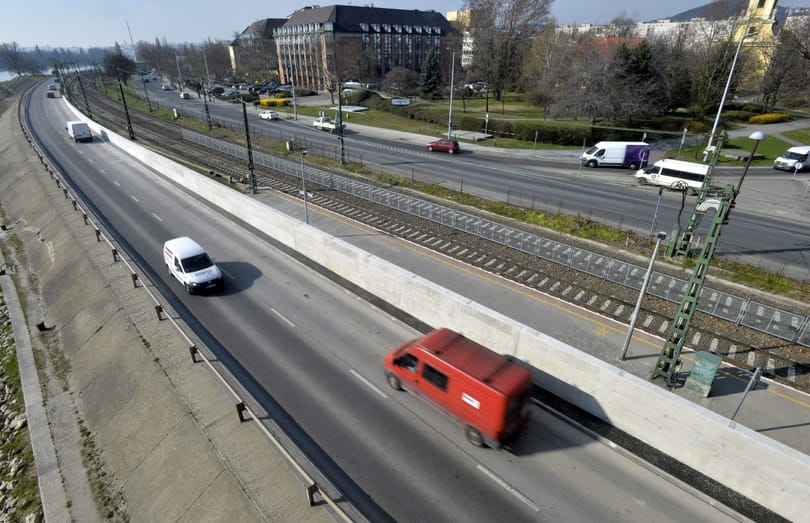 Új felhajtót építenek a budai alsó rakpartra, a KDNP-s polgármester hiába érvelt ellene