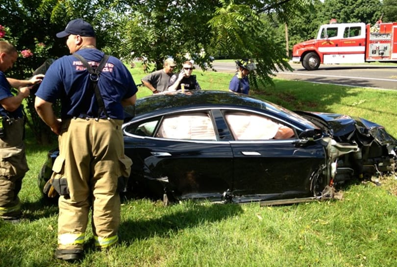 Részeg nő zúzott le egy Tesla Model S-t - fotók