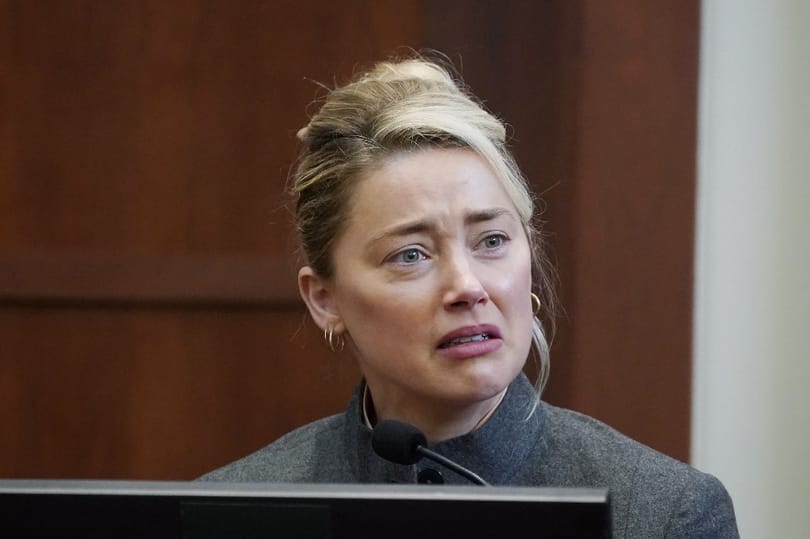 Johnny Depp a hajánál fogva rángatta, és telefont vágott a felesége arcába – Amber Heard újabb vallomást tett