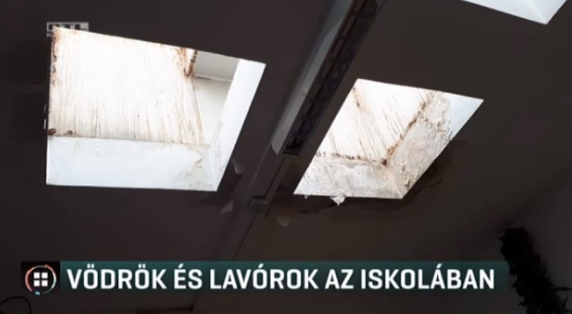 Vödrökbe fogják fel a tetőn becsurgó vizet az egyik pécsi iskolában