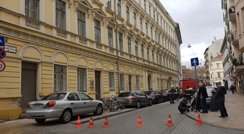 Lezuhant egy stukkó a Királyi Pál utcában