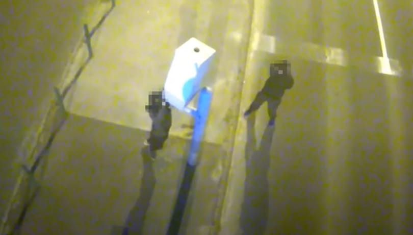 Csuklyában, kalapáccsal estek neki a Váci úti traffipaxnak – videó