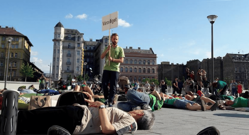 A kivágott fák miatt terültek el több százan a Keleti előtt