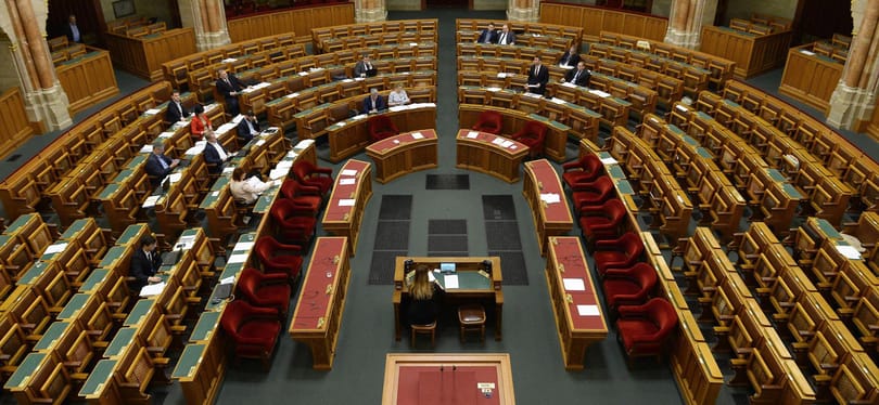 Két új képviselő esküszik fel hétfőn a parlamentben