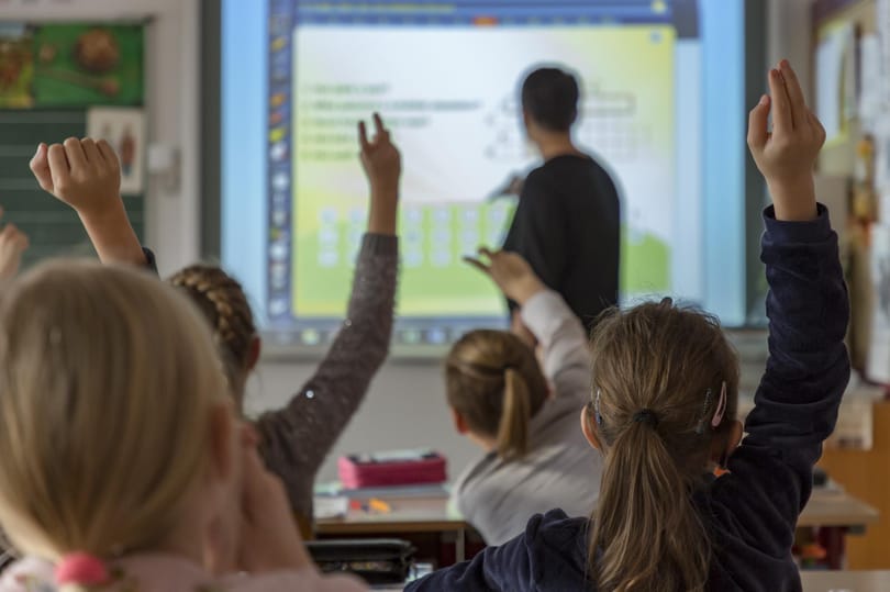 Tanárok jelentkezését várják, akik beülnének egy ingyenes képzésre a netes átverésekről