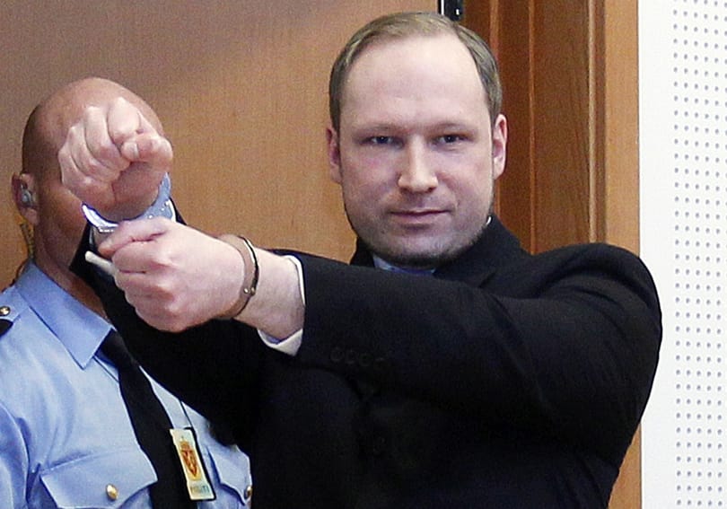 Fotó: mosolyogva lépett be Breivik a tárgyalóterembe