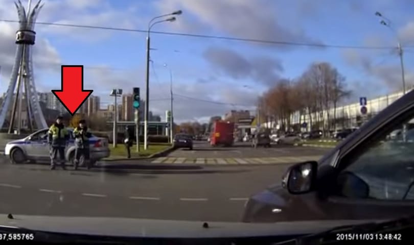 Hogy viselkedik egy rendőr, ha balesetet lát? Biztos nem úgy, mint ez a két orosz – videó