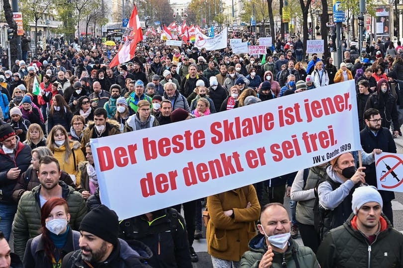 Vírusként terjed a tüntetési hajlam Európában a járványügyi szigorítások ellen 