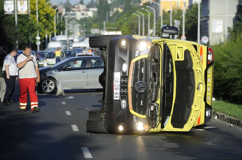 Oldalára borult egy szirénázó mentőautó Budapesten, a beteg és két ápoló is megsérült – fotók