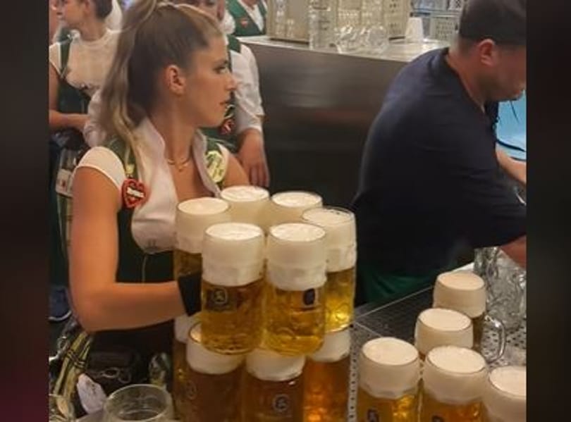 Itt az Oktoberfest „királynője”: 13 literes korsót visz ki az asztalokhoz
