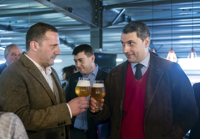 A Csíki sör tulajdonosa azt mondja, nem sztriptíztáncosnőket, hanem apácákat csempészett Amerikába