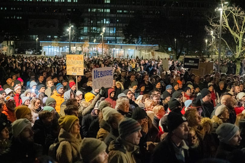 Többezres tömeg tüntetett Pozsonyban Fico kormánya ellen