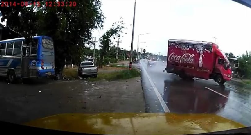 Így kell kordában tartani egy megvadult teherautót – videó