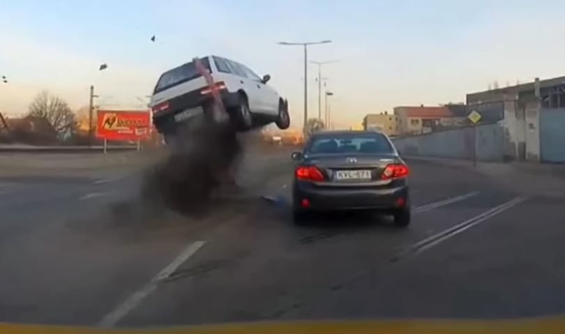 Nem mindennapi baleset történt egy öreg Suzukival a Gyömrői úton – videó