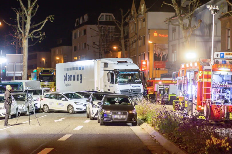 Lopott teherautóval hajtott kocsik közé egy szír férfi