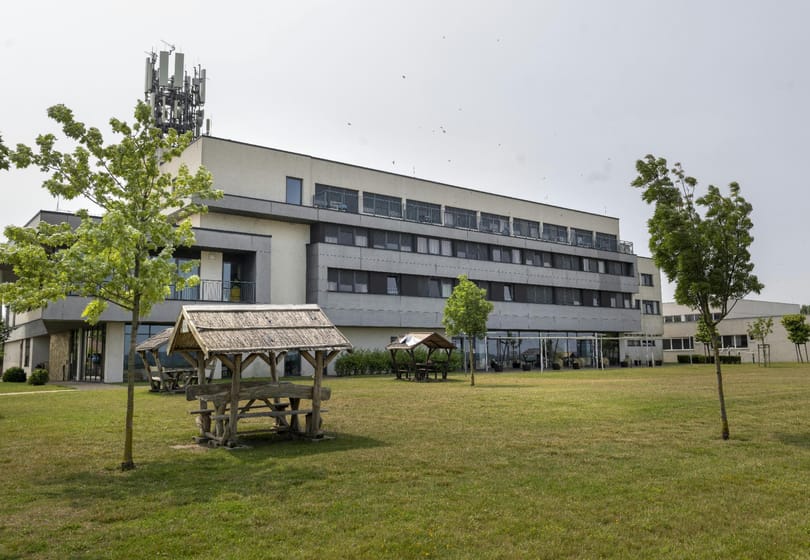 Idén már nem üdülhetnek az akadálymentes agárdi hotelben a beteg gyerekek, mert az egy akkugyár munkásszállója lett