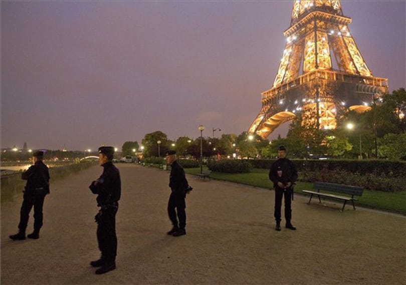 Bombariadó miatt ismét kiürítették az Eiffel-tornyot