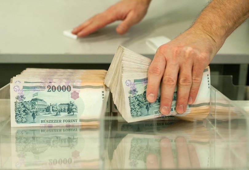 Az euróhoz képest gyengébb, a dollárhoz képest erősebb lett a forint