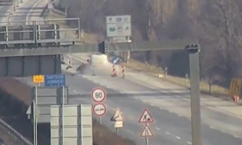Fékezés nélkül hajtott egyenesen a lezárásba egy autós az M7-esen – videó