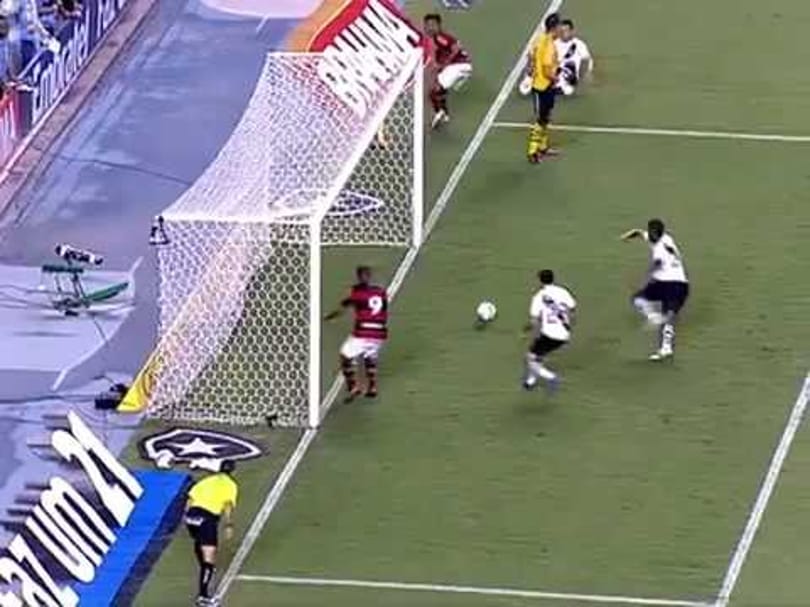 Videó: két méterről lőtt óriási kapufát a Flamengo csatára