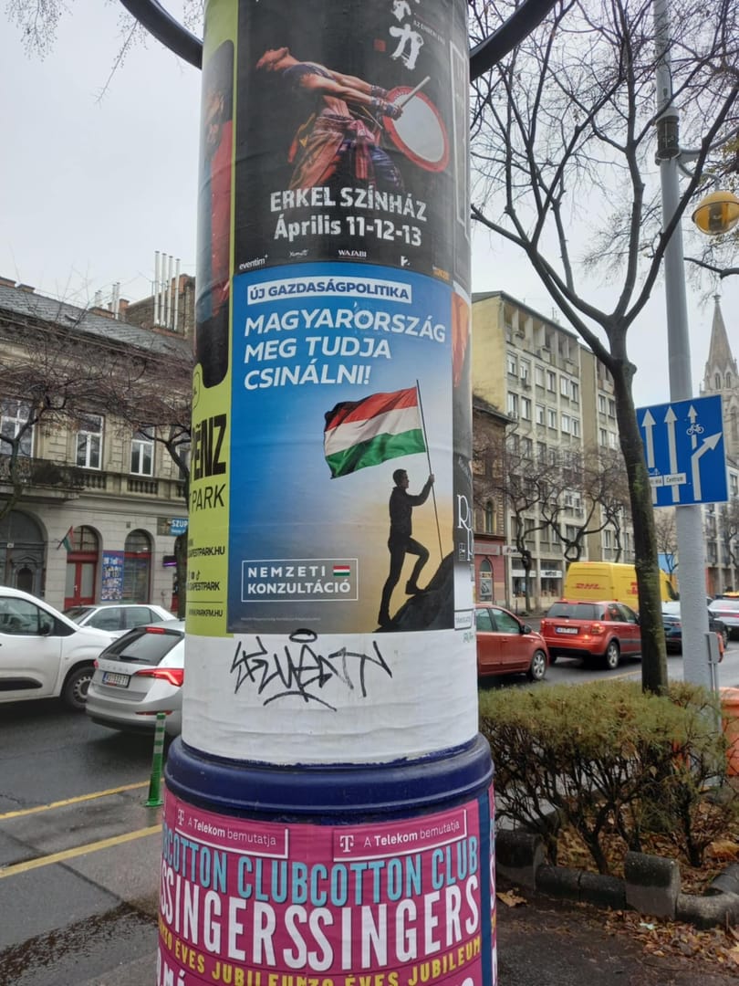 Magyar Péter-mentessé tették ismét a nemzeti konzultációs plakátot az Üllői úton – fotó