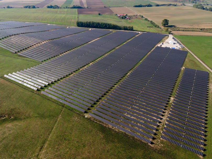 Fontos kísérletbe kezdtek a franciák, 2,5 MW energiát termelhet a speciális napelemfarm