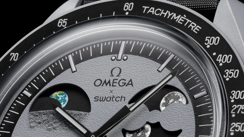 Soha nem látott megoldással jön a Swatch új órája, a fél világot lázba hozó MoonSwatch-széria legújabb darabja