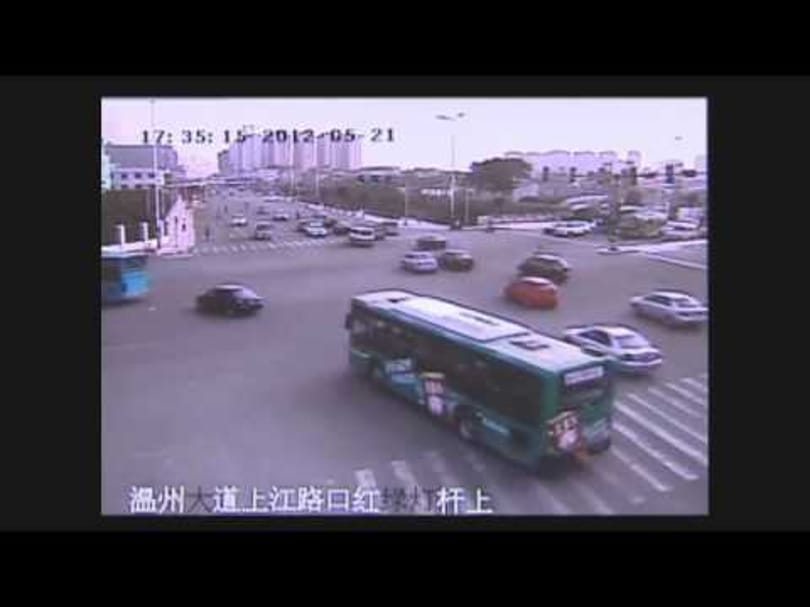 Hajmeresztő videó: hároméves gyerek hajtott az autók közé