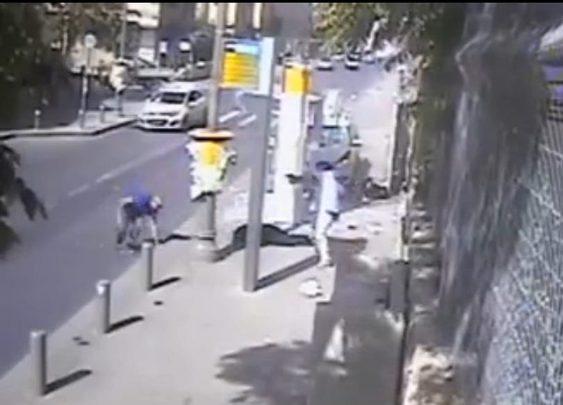 18+ videó: Brutális merényletet rögzített egy utcai kamera Jeruzsálemben