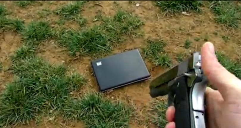 Ideges szülők: a Facebook miatt belelőtt a laptopba (videó)