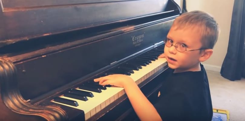 A net sztárja egy hétéves vak kisfiú, aki a Bohém Rapszódiát zongorázza