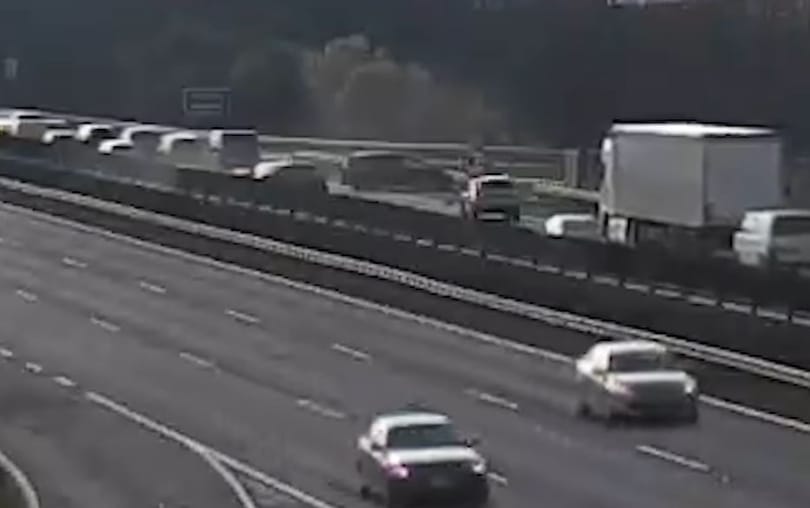 Baleset miatt szinte álló sorba csapódott egy autós az M7-esen – videó