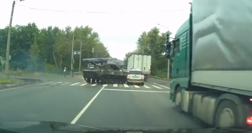 Vagány ez a harckocsival driftelés közúton, csak közben rommá tört egy Skodát – videó