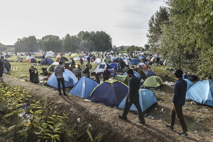 Elkezdtek áthelyezni menekülteket Ausztriából Szlovákiába
