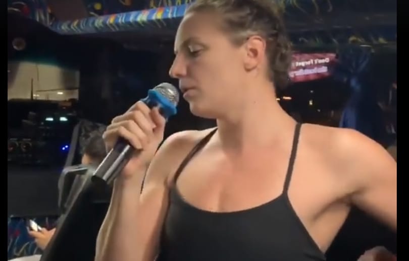 Hosszú Katinka legalább olyan lelkesen énekel, mint úszik - videó