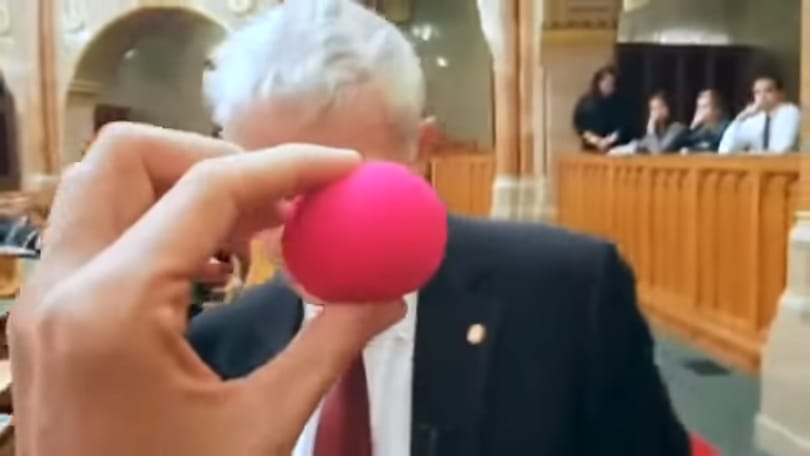 Nagyon nem tetszett Polt Péternek, hogy bohócorrot vitt neki a Párbeszéd politikusa – videó