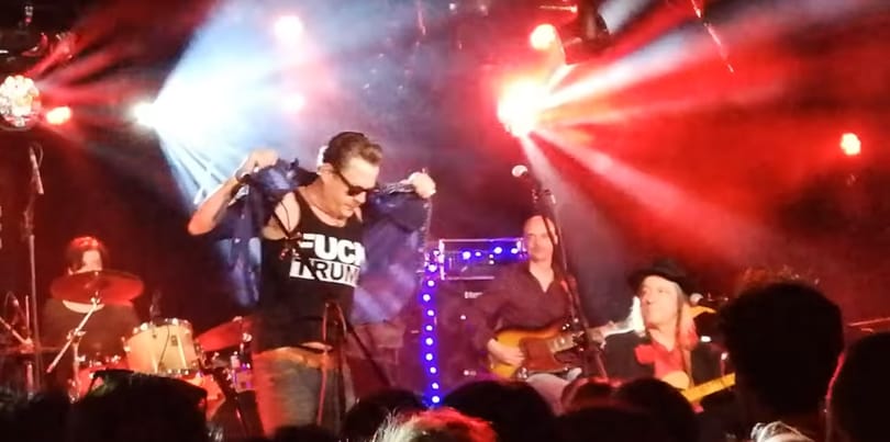 Beszólt a brit bluesénekes: Az ördögöt Orbánnak hívják