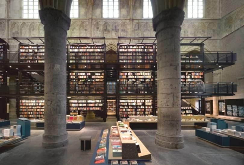 Gótikus templomból könyvesbolt 