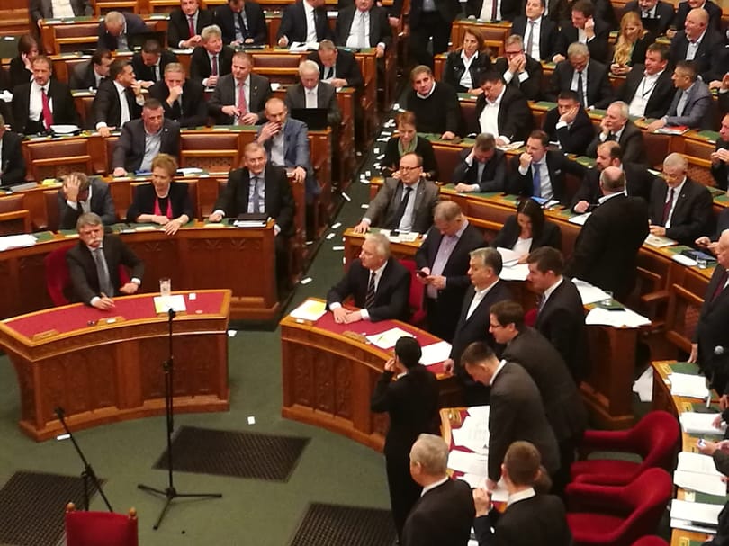 Behunyt szemmel tűri Orbán, hogy az arcába sípolnak - itt az eddigi legjobb fotó a Parlamentből