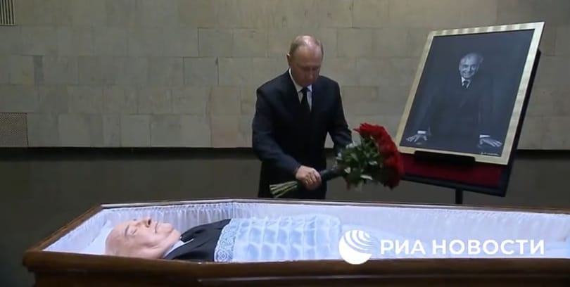 Videón, ahogy Putyin virágot visz Gorbacsov koporsójához