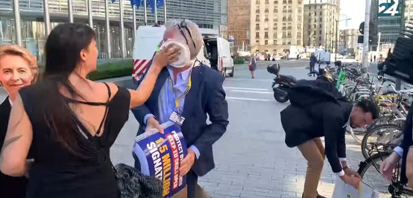 Krémes pitét vágtak a Ryanair-vezér arcába Brüsszelben