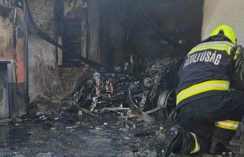 A garázzsal együtt égett ki egy villanyautó Szekszárdon