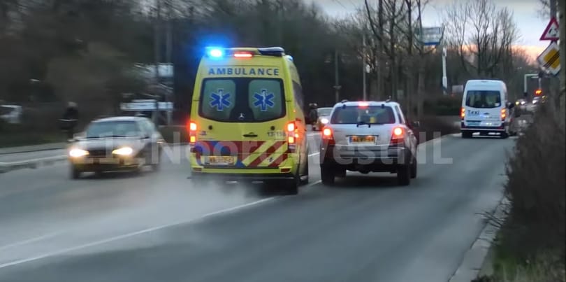 Szirénázó mentőautóra húzta rá a kormányt a Kia sofőrje – videó