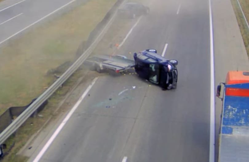 Egy figyelmetlen sávváltás és már borult is a tréler az M0-son – videó