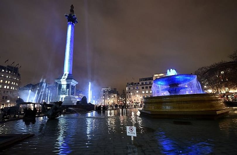 Fotó: Óriási fénykarddal ünnepli London a Star Wars-premiert