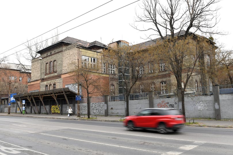 Mager miniszter azt írja, június végéig maradhat a Szabolcs utcában a hajléktalankórház